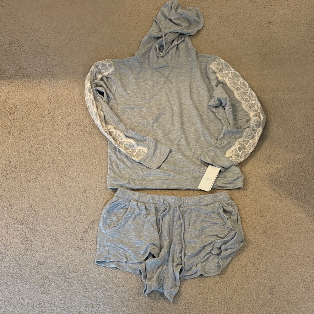 ✨BRAND NEW✨ FLORA NIKROOZ  2 PIECE LACE SLEEVE LOUNGE SET